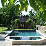 לינה וארוחת בוקר Sarffy House