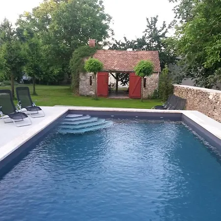 Sarffy House 4*